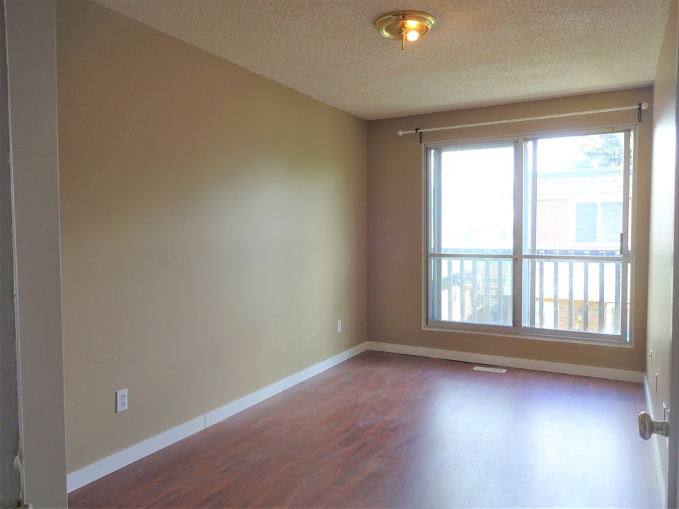 Southwood 2 bedroom townhouse, parking, balcony  $1480/m+ ut , 5