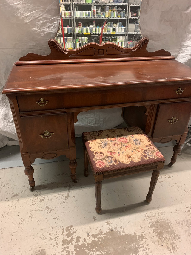 Antique makeup desk  in Desks in Oakville / Halton Region - Image 4