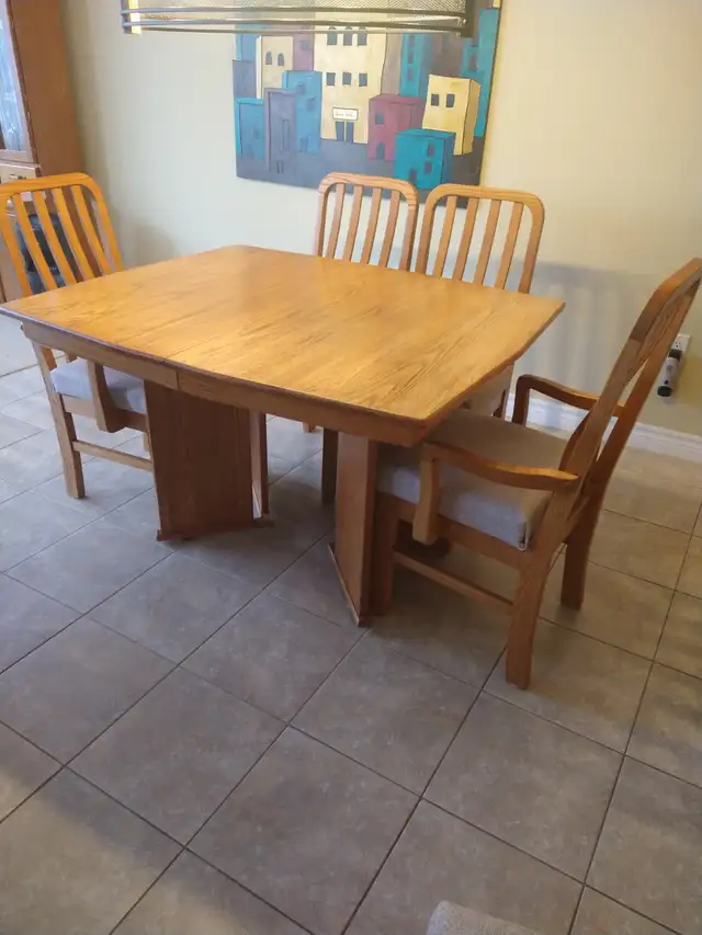 Mobilier de salle à manger 8 morceaux en chêne massif in Dining Tables & Sets in Longueuil / South Shore - Image 6
