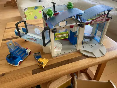 Grand aéroport playmobil avec passerelle embarquement, View more