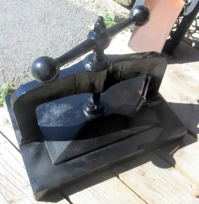 Antique Large Cast Iron Book Press63782626649731120
