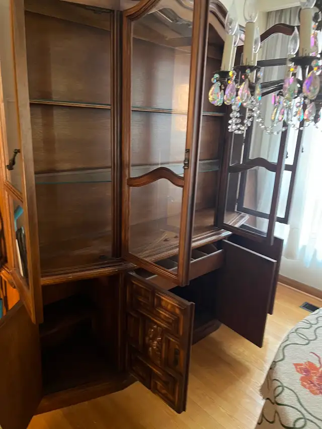 Dining room table with 4 chairs and matching hutch. in Dining Tables & Sets in City of Toronto - Image 6