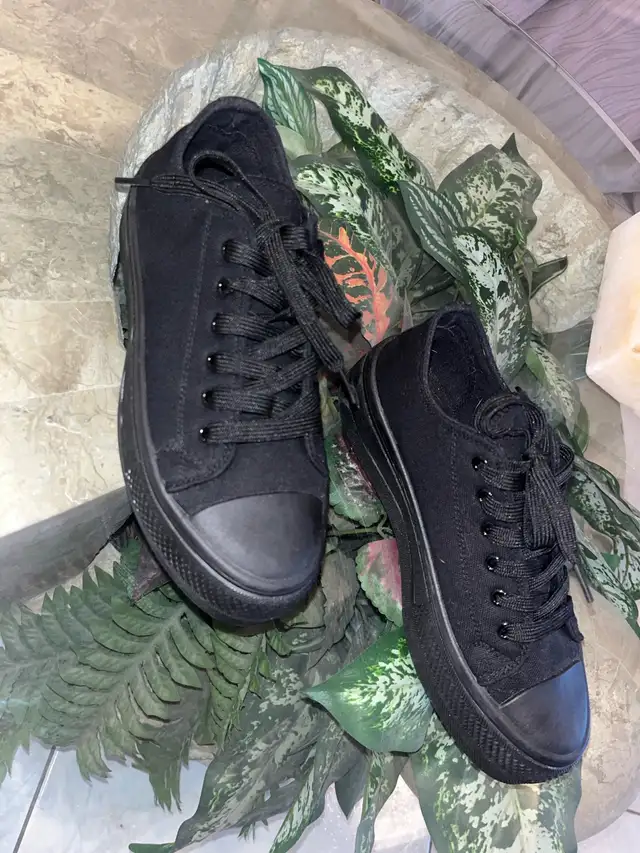 women's shoes in Women's - Shoes in City of Montréal - Image 3