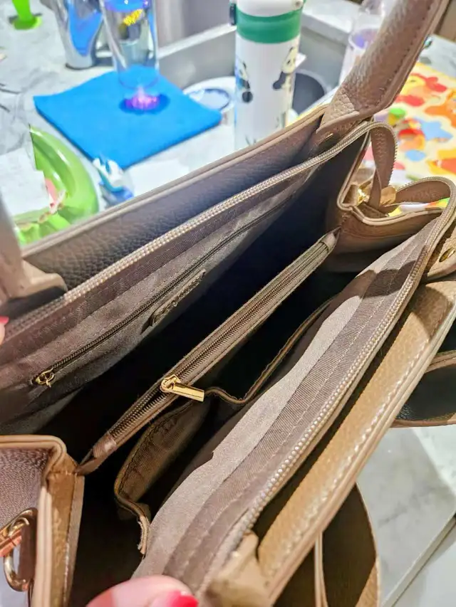 Bow Handbag in Bags & Luggage in Mississauga / Peel Region - Image 4