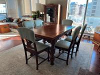 Price drop alert! Beautiful oak drop leaf table and 6 chairs!