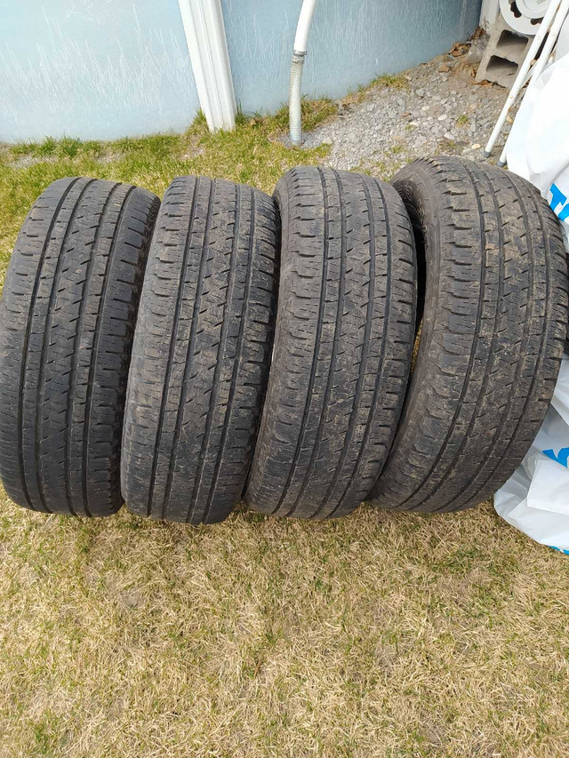 4 pneu été Bridgestone 235 65 17 dans Autre  à Saguenay