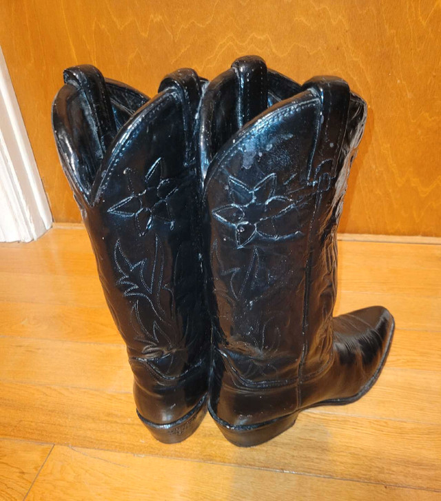 Decorative ceramic cowboy boots in Home Décor & Accents in London - Image 3