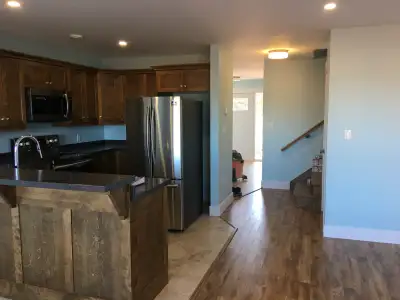 This half-duplex is in West Royalty, nearer to West Royalty Elementary School. Main floor features o...