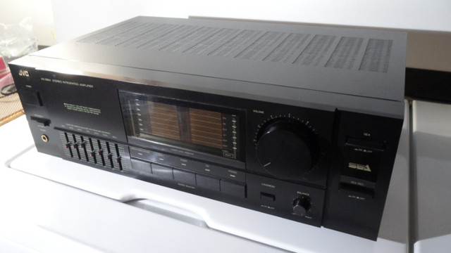 Vintage JVC Stereo (Amp, Cassette), Excellent Condition dans Appareils électroniques  à St. Catharines - Image 2