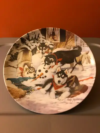 In brand new condition Only removed from box for photos 2 plates with authenticity certificates Aski...