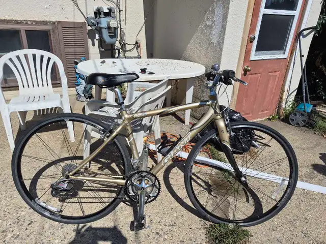 Giant FCR3 Road Bike in Cruiser, Commuter & Hybrid in Saskatoon - Image 5