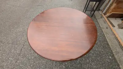Gibbard Furniture Company Queen Anne 44 inch Round Dining Table, View more