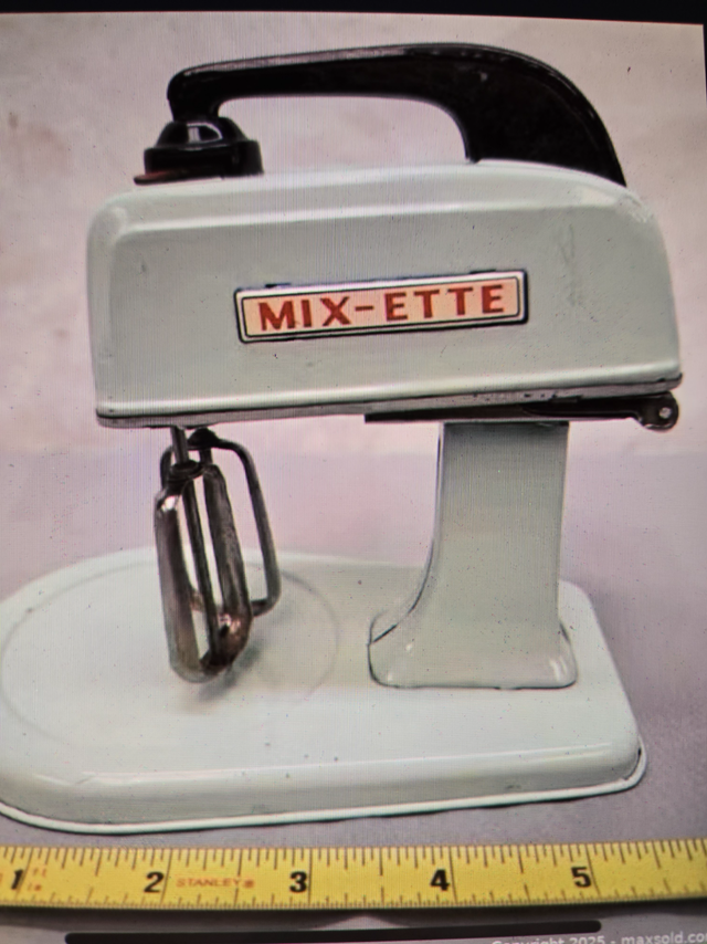*** 1950s MIX-ETTE STAND MIXER - TOY KITCHEN BAKING / COOKING in Arts & Collectibles in City of Toronto - Image 9