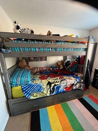 Bunkbed with trundle 