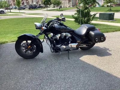 $6000- uncertified Stateline low-rider cruiser. Fuel injected, 2 cylinder V-twin -1300cc Original ti...