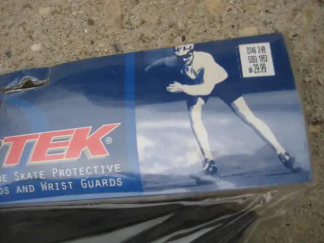 roller blades size 7 and 8, knee pads wrist guards in Skates & Blades in Winnipeg - Image 4