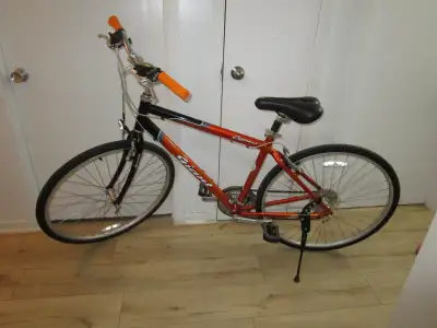vélo hybride de marque Giant module cypress grandeur du cadre 19'' en aluminium très léger ,de 21 vi...