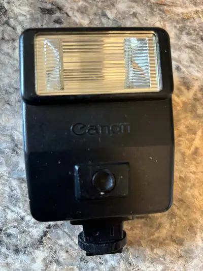 Older Canon Speedlite Still works ( see red light). 4 batteries included Pickup on Mossdale off Hend...