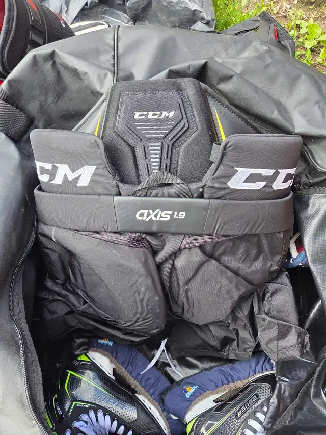 hockey goalie equipment in Hockey in Oshawa / Durham Region - Image 7