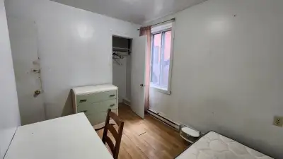 Room for rent/ Chambre a louer metro CDN