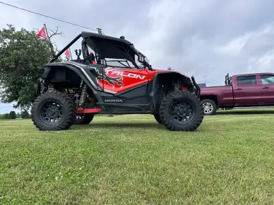 2021 Honda talon 1000X, 4282km, 197 hours Lots of accessories; Rock sliders Front opening windshield...