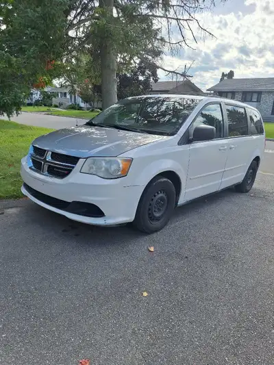 Je vends ma Dodge Grand Caravan 2013. Le véhicule affiche 290 000 km au compteur, mais il roule tous...