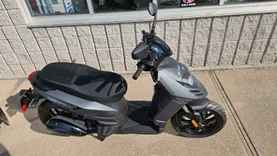 1x - PIAGGIO TYPHOON 50cc Annee : 2024 Prix : 3500$ + txs R4L Performance inc. Tel: 450.349.6578