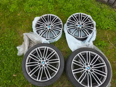 4 mags BMW M 19" besoin de deux pneus avant 225 40 19 et les deux arrière viennent avec pneu Pirelli...