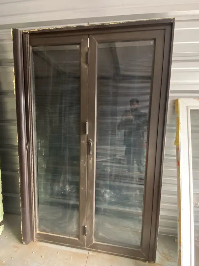 Sliding doors with built in screens and blinds in Windows, Doors & Trim in Barrie - Image 2