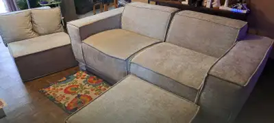 Sofa trois place modulable avec pouffe, View more