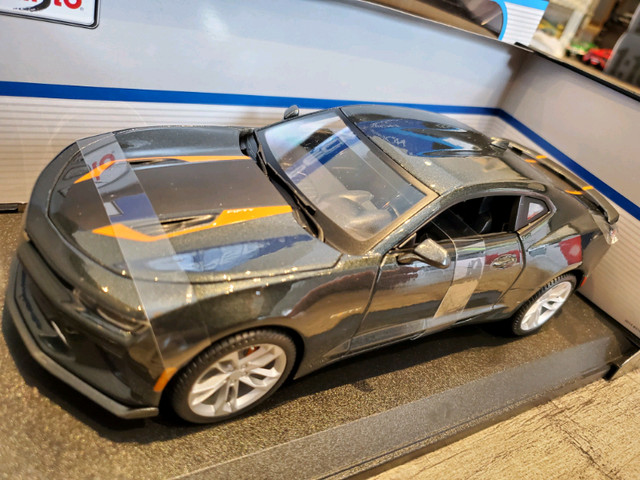 1:18 Diecast Maisto 2017 Chevrolet Camaro Fifty Dark Grey in Arts & Collectibles in Kawartha Lakes - Image 3