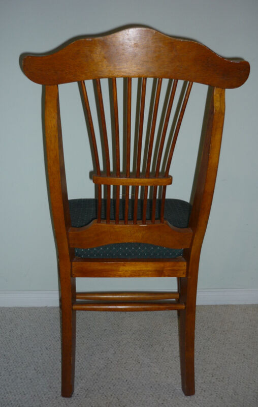 wooden antique King George Chair : Exc Condition:Clean:SmokeFree in Chairs & Recliners in Cambridge - Image 2
