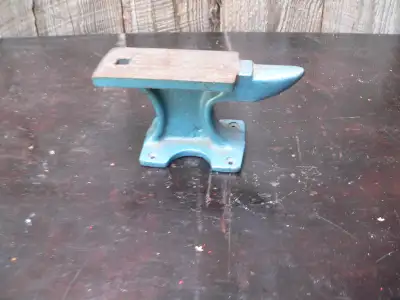 plusieurs outils antique a différent prix, View more