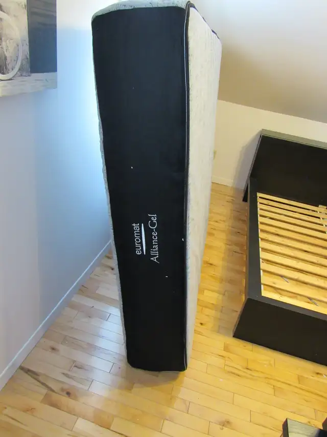 Lit Queen in Beds & Mattresses in Drummondville - Image 3