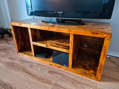 Meuble de salon pour TV fait en bois de pin., View more