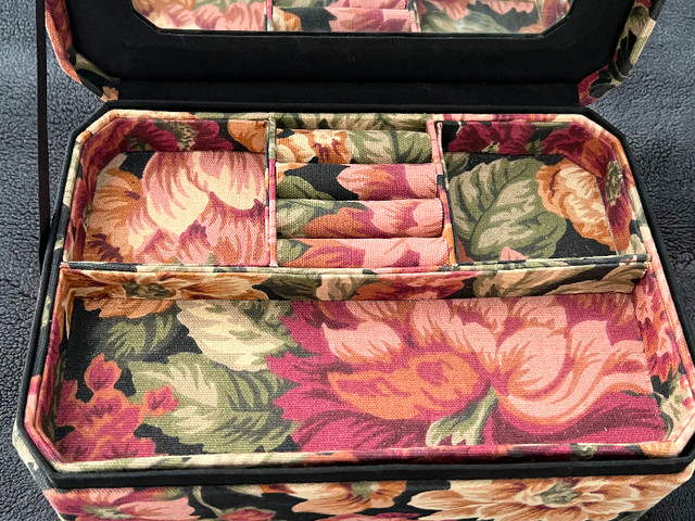 Beautiful Floral Print jewelry Box! in Jewellery & Watches in Kitchener / Waterloo - Image 3