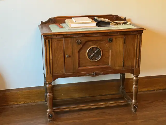 Antique server buffet in Other in City of Toronto - Image 2