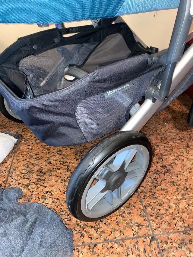 V2 Uppababy Cruz stroller with bassinet  in Strollers, Carriers & Car Seats in Markham / York Region - Image 6
