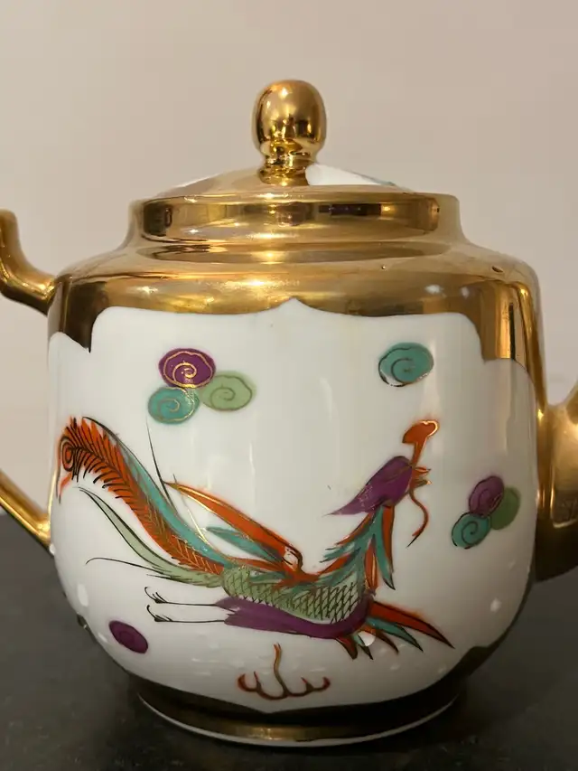 VTG Porcelain Dragon Chinese Teapot in Kitchen & Dining Wares in Mississauga / Peel Region - Image 4