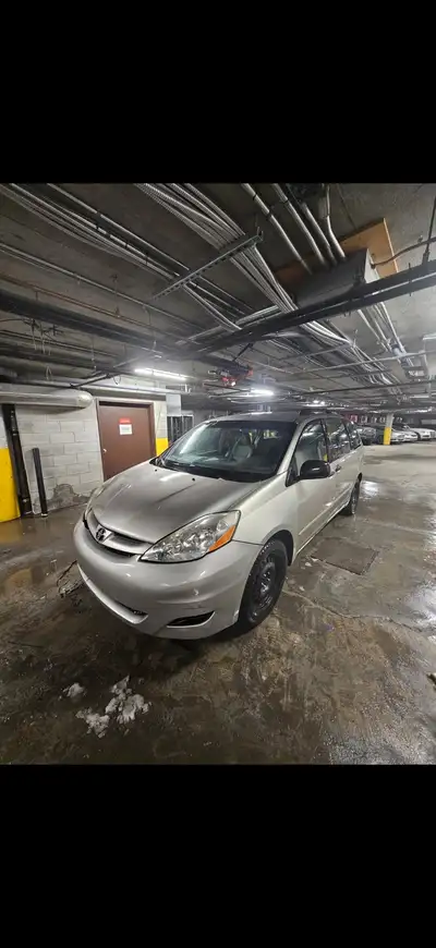 À vendre, Toyota Sienna 2007, moteur 3.5 en excellent état, carrosserie propre, entretien régulier,...