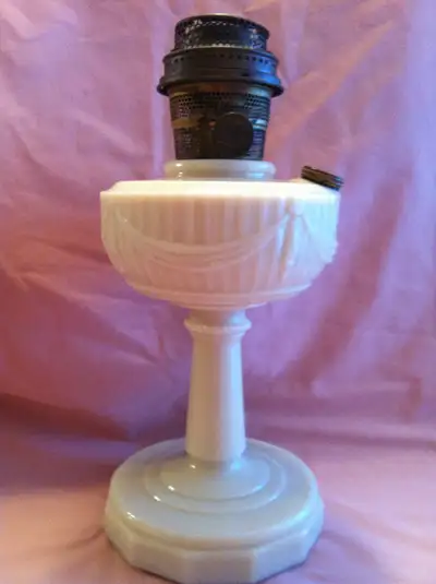 A RARE VINTAGE ALADDIN LINCOLN DRAPE MODEL B OIL LAMP FROM 1940'S. IT IS IN IMMACULATE CONDITION. TH...
