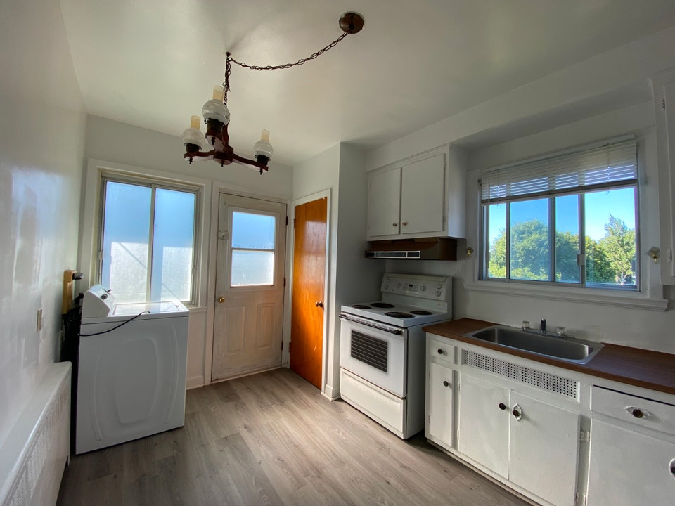 3 1/2 libre Condo Style pres metro du college Saint-Laurent 4