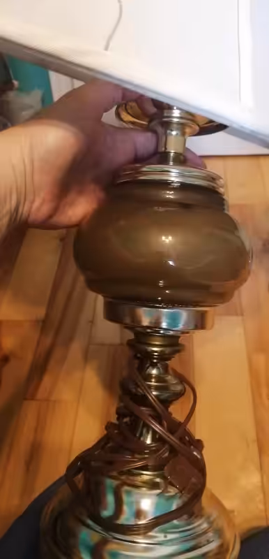 - lampe avec grande abat jour prix 20$ environnement non fumeur de Val des Sources possibilité de li...