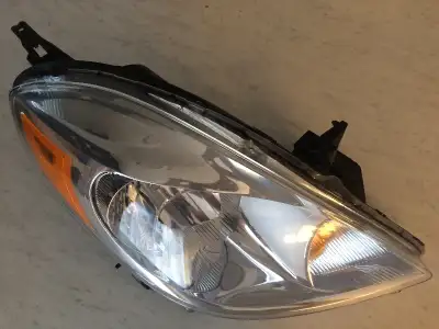 Phares avant en parfait état pour Nissan Versa SV année 2012 à 2014. Nissan Versa SV Sedan Headlight...