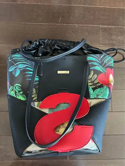 Desigual sac noir et fleuri avec sans intérieur amovible, View more