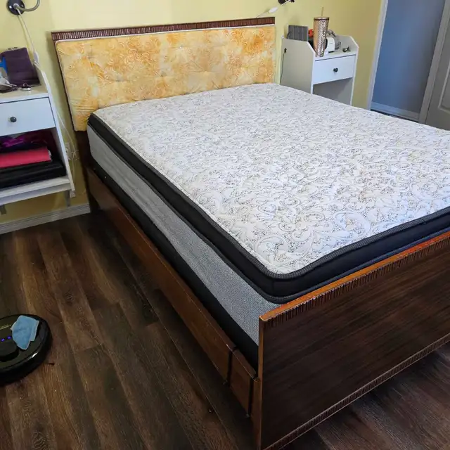 Double mattress with boxspring (the size between Queen and twin) in Beds & Mattresses in Kingston - Image 3