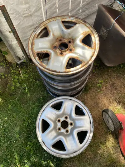 17 inch steel rims from Mazda cx5 7Jx17 bolt pattern 114.3x5 $80 for the set