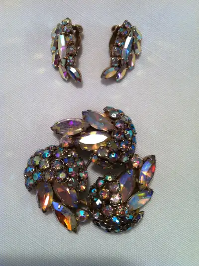 A BEAUTIFUL SET OF VINTAGE ( 1950'S ) RARE SHERMAN BROOCH AND MATCHING EARRINGS. THEY ARE IN PERFECT...