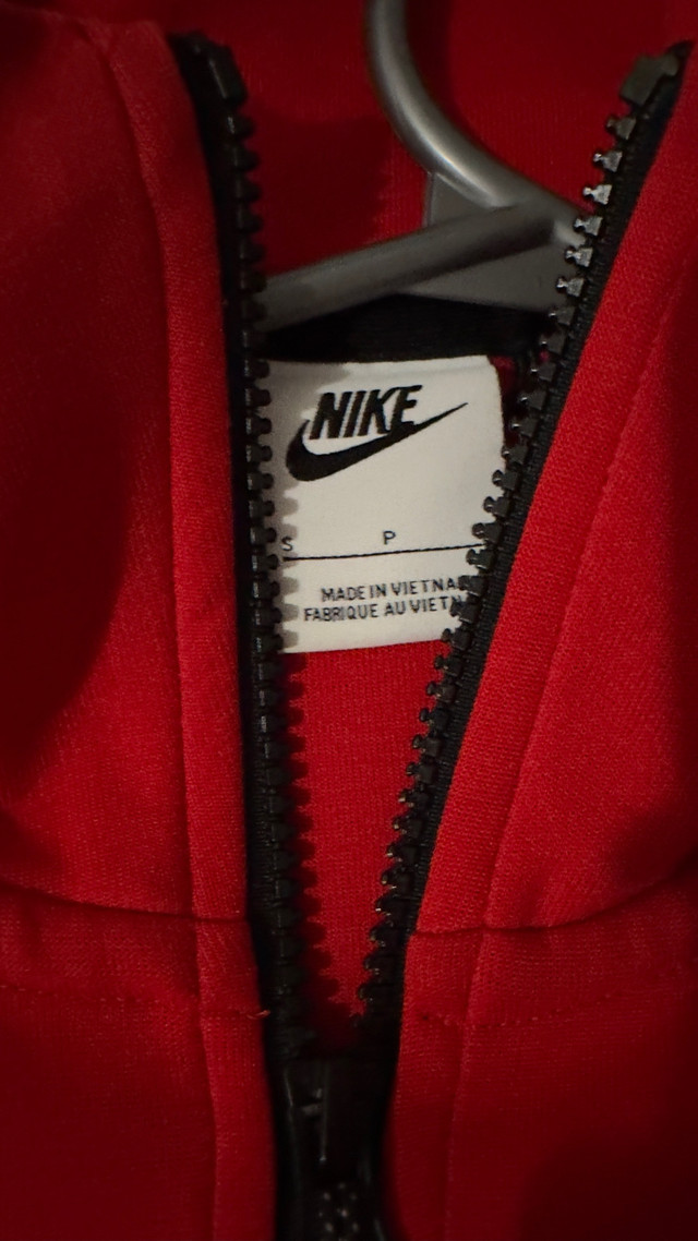 Nike Tech Fleece rouge dans Hommes  à Ville de Montréal - Image 3