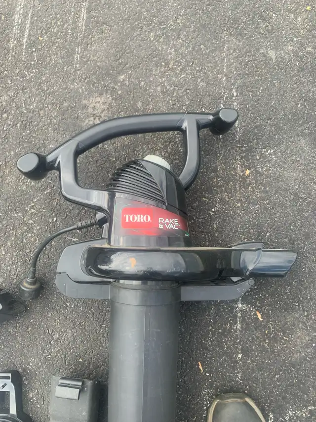 electric TORO leaf blower / vacuum combo  in Lawnmowers & Leaf Blowers in Annapolis Valley - Image 3